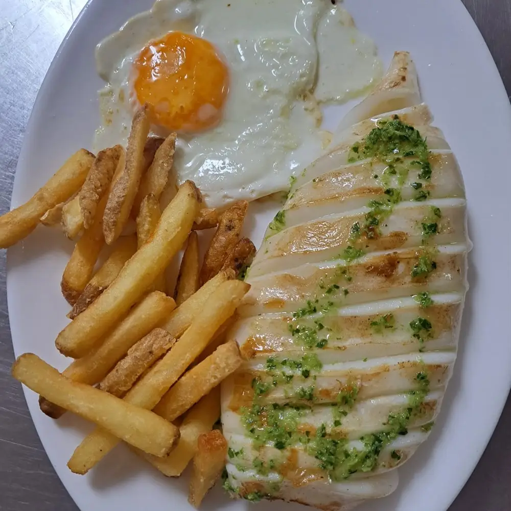 Calamar a la plancha con guarnición del Café Bar Los Arcos