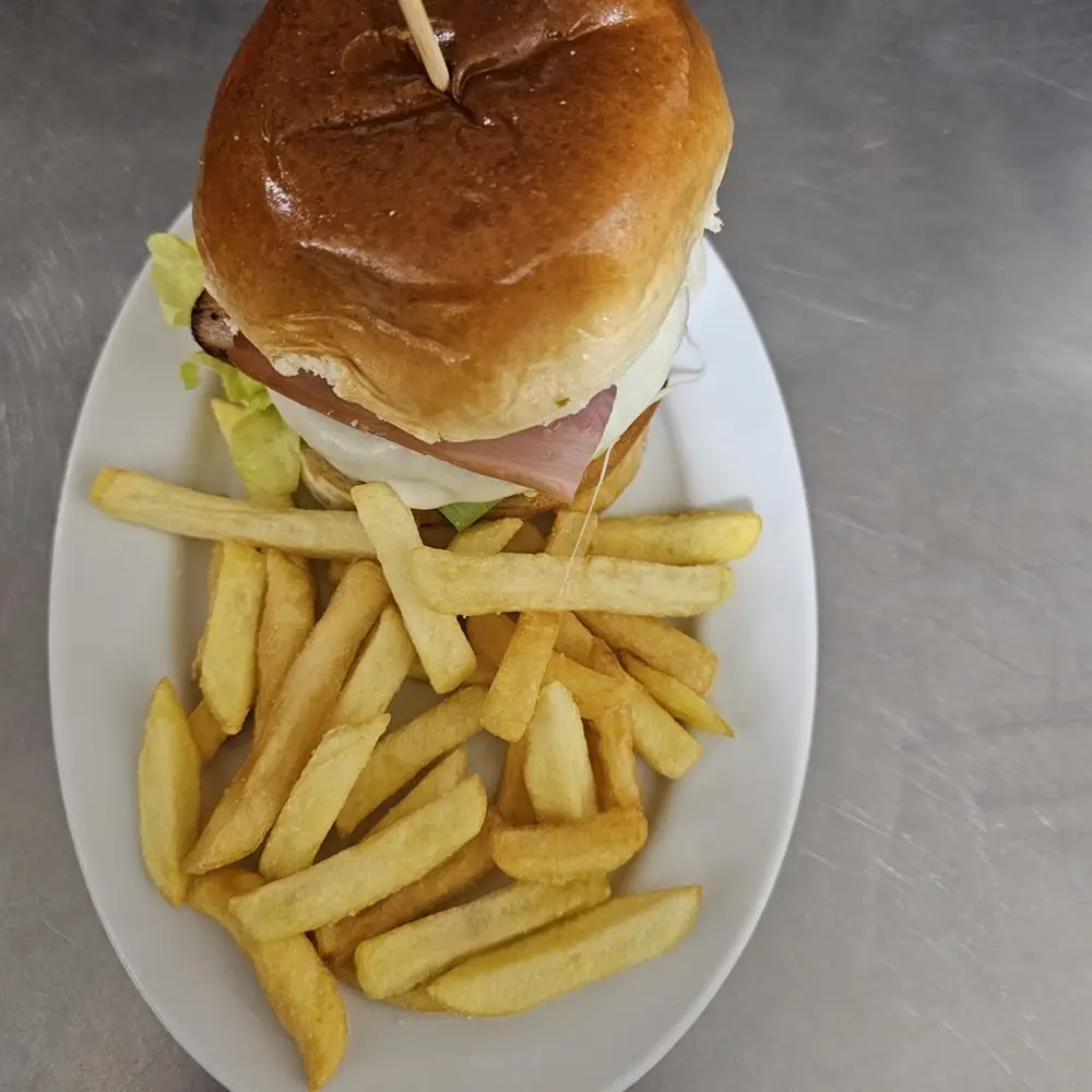 Hamburguesa completa de ternera del Café Bar Los Arcos