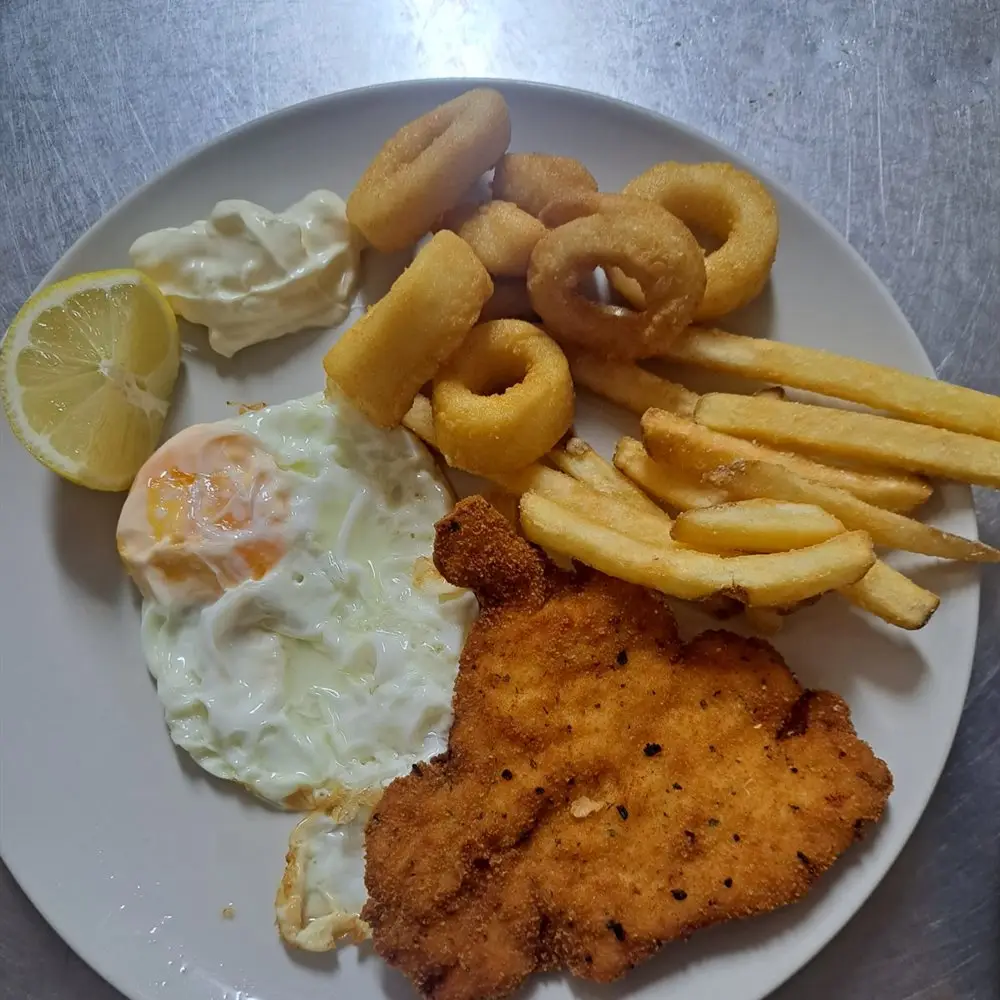 Plato combinado del Café Bar Los Arcos