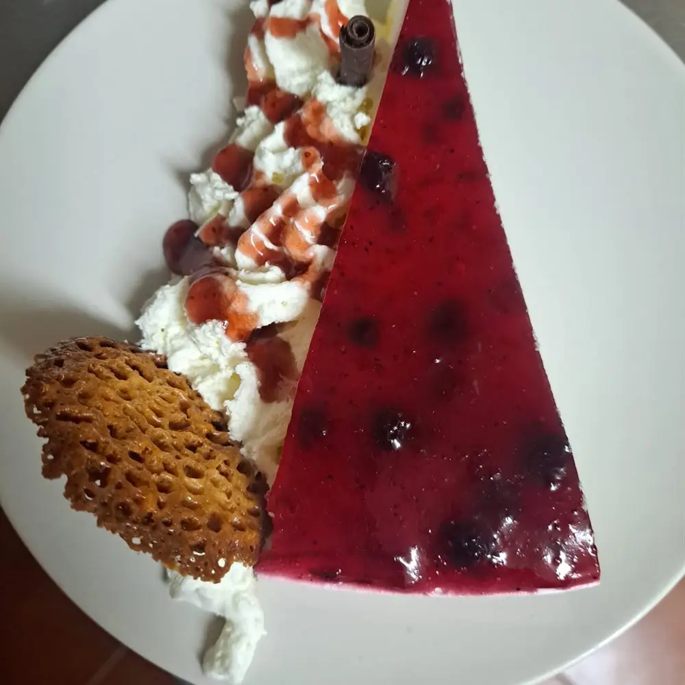 Tarta de queso y frambuesa del Café Bar Los Arcos